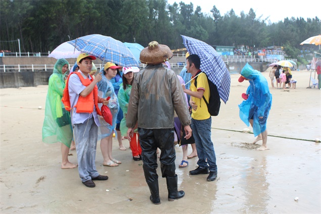 吉田公司组织员工及家属深圳西涌海边游玩