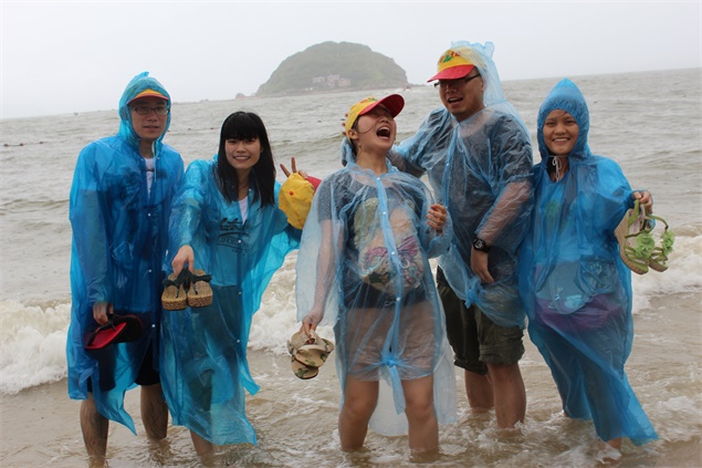 吉田公司组织员工及家属深圳西涌海边游玩