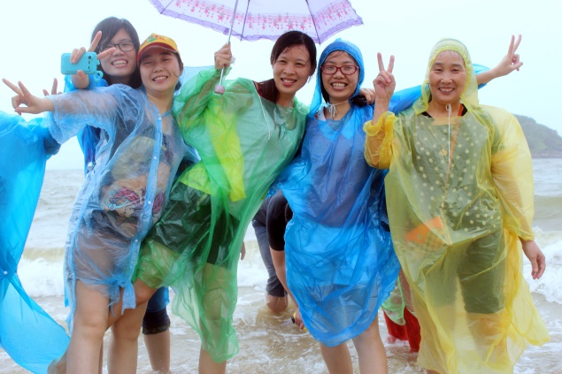 吉田公司组织员工及家属深圳西涌海边游玩