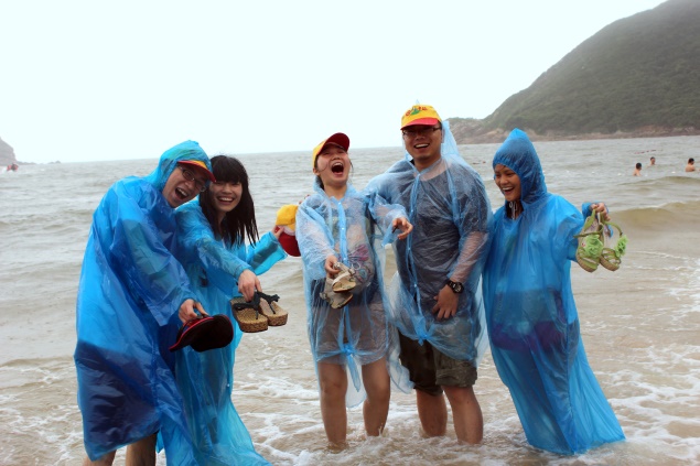 吉田公司组织员工及家属深圳西涌海边游玩