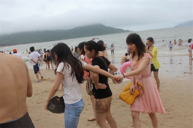 吉田公司组织员工及家属深圳西涌海边游玩