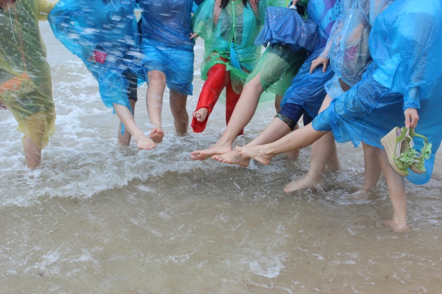 吉田公司组织员工及家属深圳西涌海边游玩