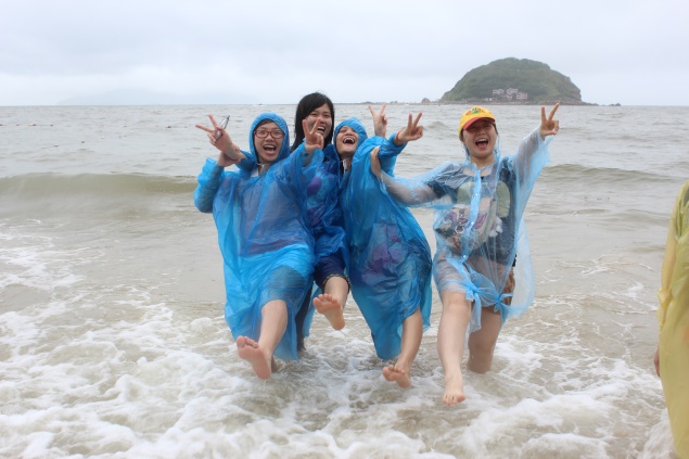 吉田公司组织员工及家属深圳西涌海边游玩